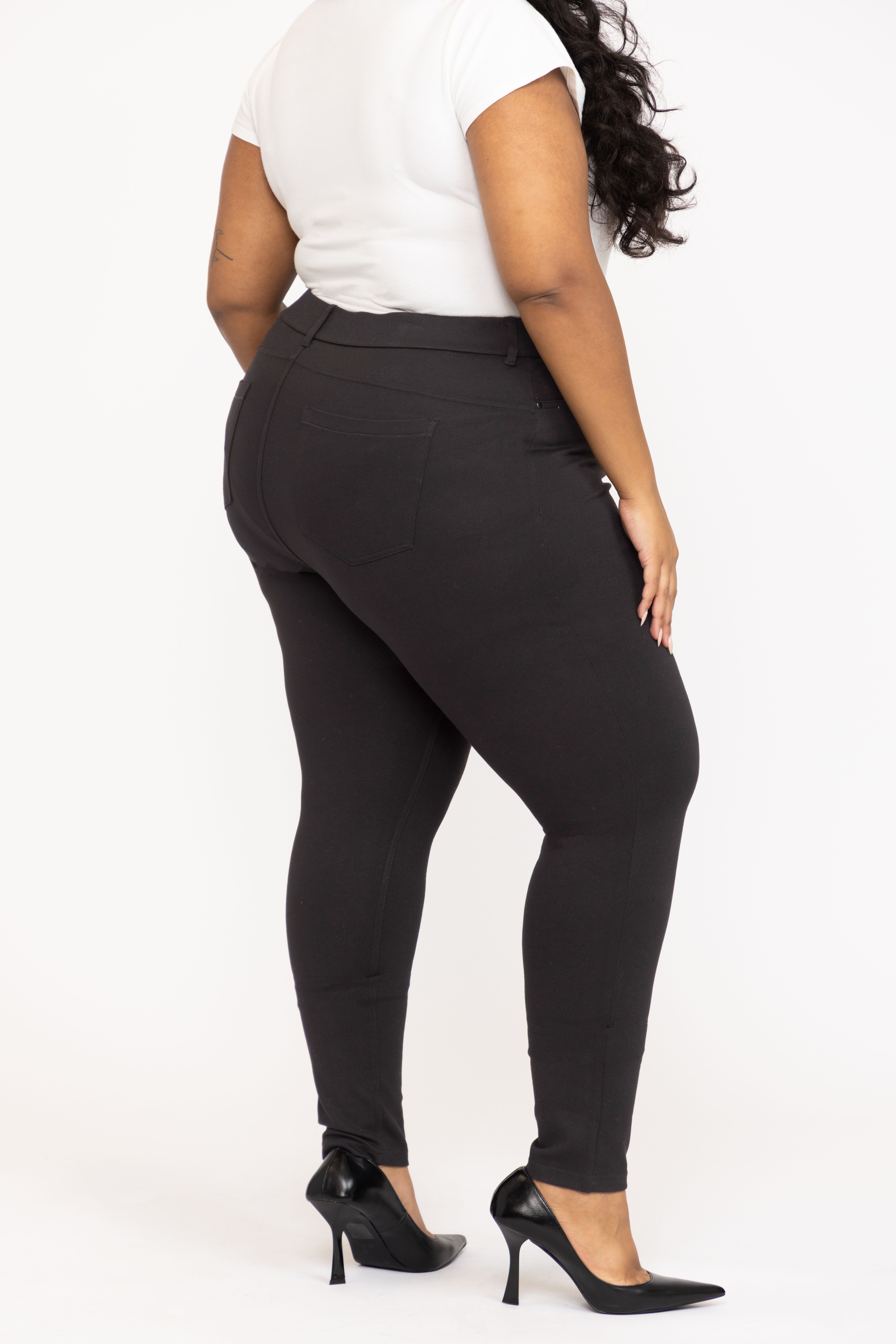 Women's Black 4 Pocket Pull-on Ponte Skinny Pant