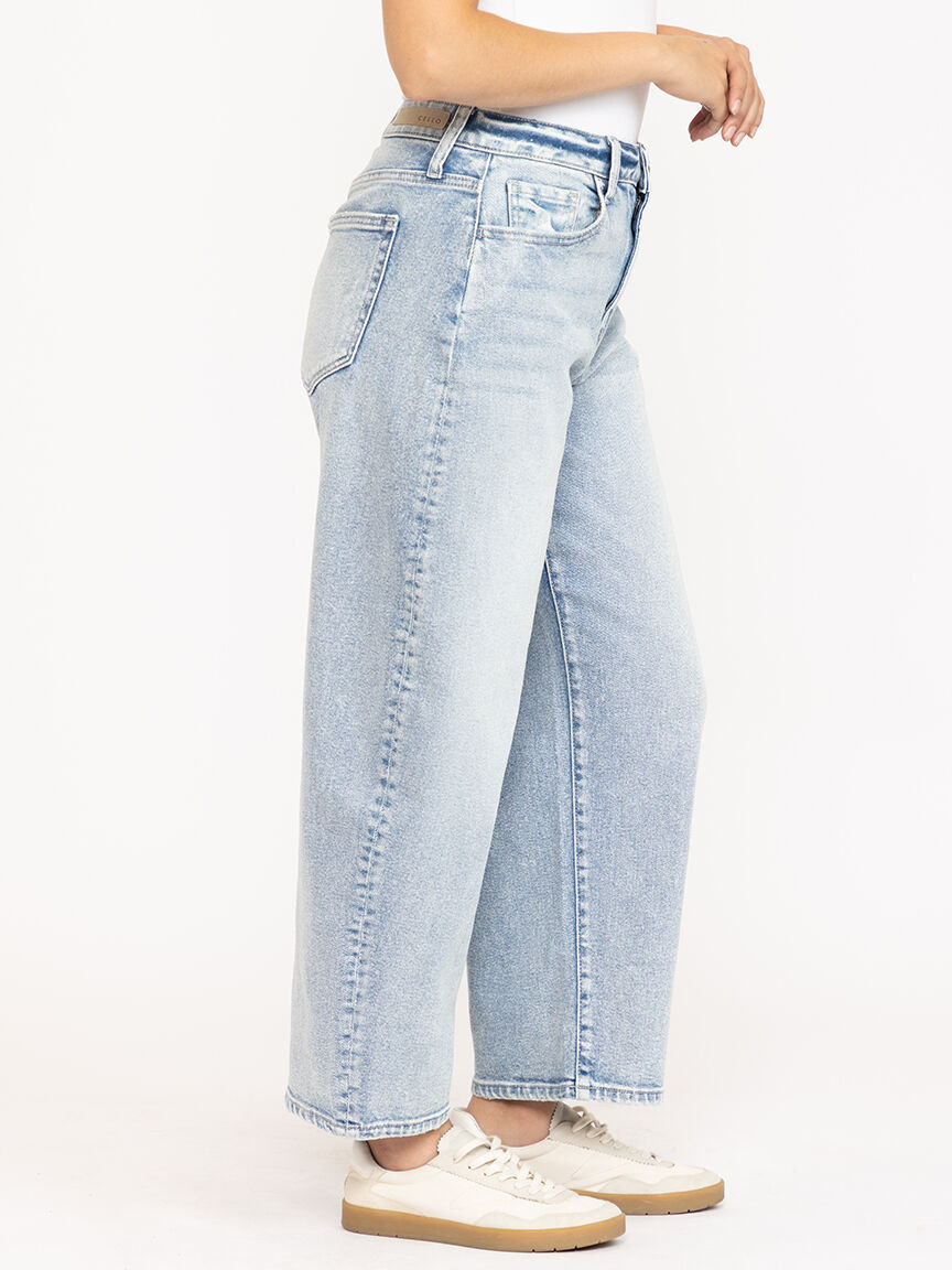 Women's Light Wash Mid Rise Barrel Leg Jeans