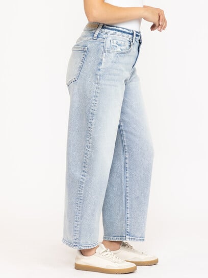 Women's Light Wash Mid Rise Barrel Leg Jeans Women's Light Wash Mid Rise Barrel Leg Jeans