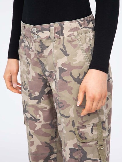 Women's 2 Button Camo Baggy Cargo Pants Women's 2 Button Camo Baggy Cargo Pants Image 5