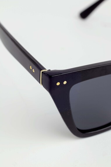 Women's Black Cat Eye Sunglasses Image 4