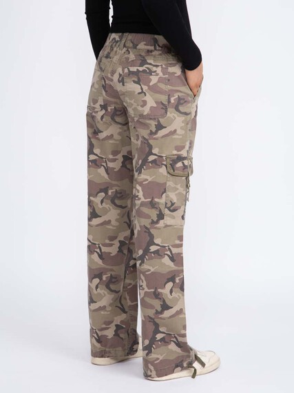 Women's 2 Button Camo Baggy Cargo Pants Women's 2 Button Camo Baggy Cargo Pants Image 4