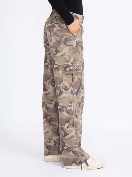 Women's 2 Button Camo Baggy Cargo Pants Women's 2 Button Camo Baggy Cargo Pants Image 3